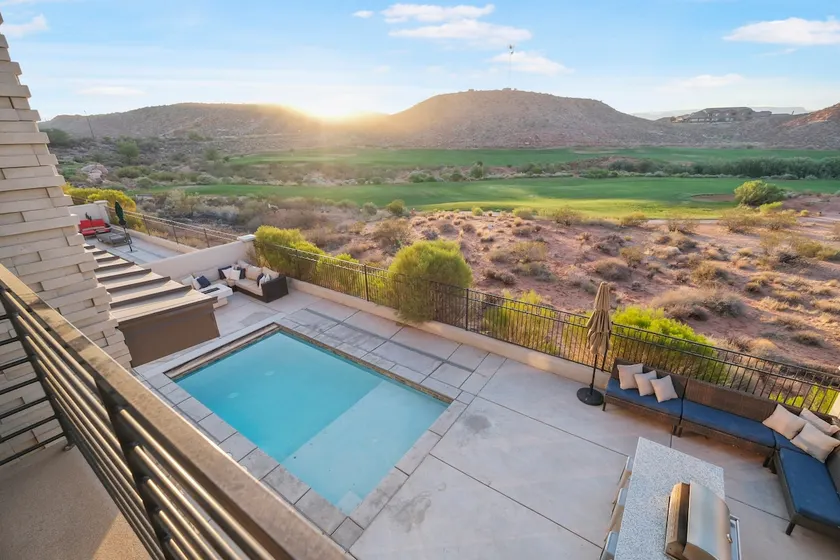 On the Golf Course Sleeps 30 Private Pool & Spa - Image 1