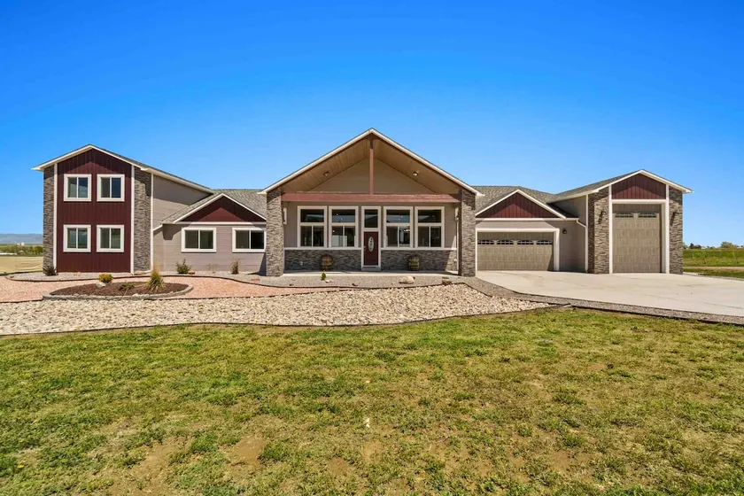 Beautiful Enormous Home with Mountain Views! - Image 1