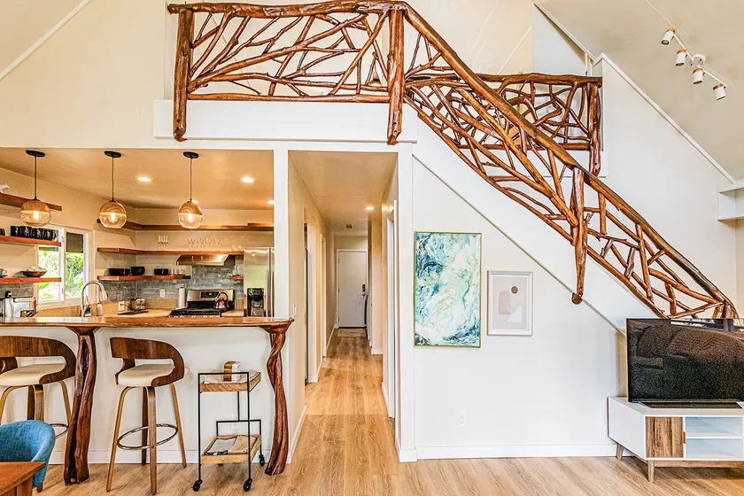 Zuki House 3BR Sleeps 6 Hot Tub 1 Block to Ocean - Image 1