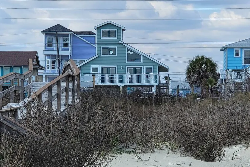 6 Bedroom plus Crows Nest with Beach View - Image 1