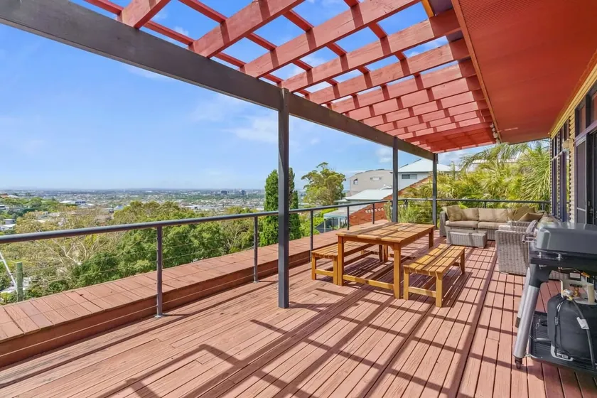 Hilltop Hideaway Merewether Family Escape - Image 1