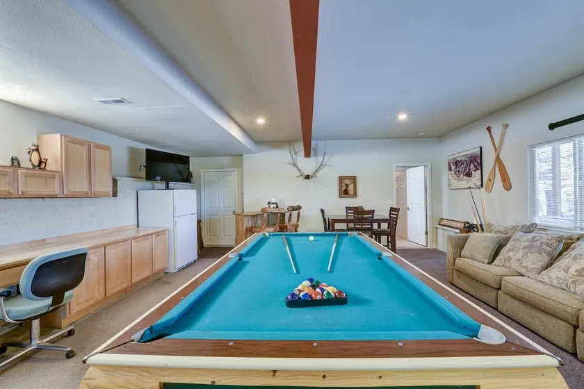 Cabin on 13 acres w/ Pool Table & Jacuzzi Tub! - Image 1