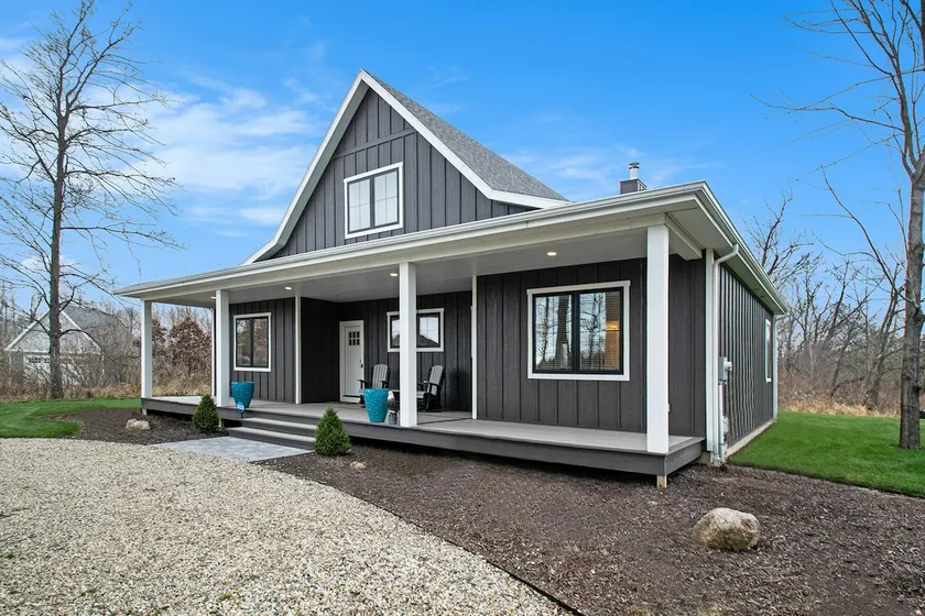Sun-Filled Modern Haven with Firepit & AC - Image 1