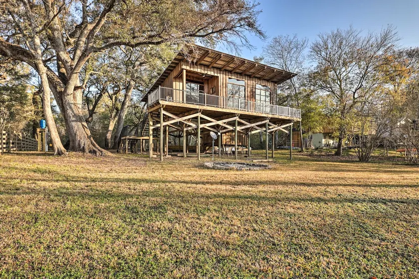 Fort White Retreat: Deck & River Access! - Image 1