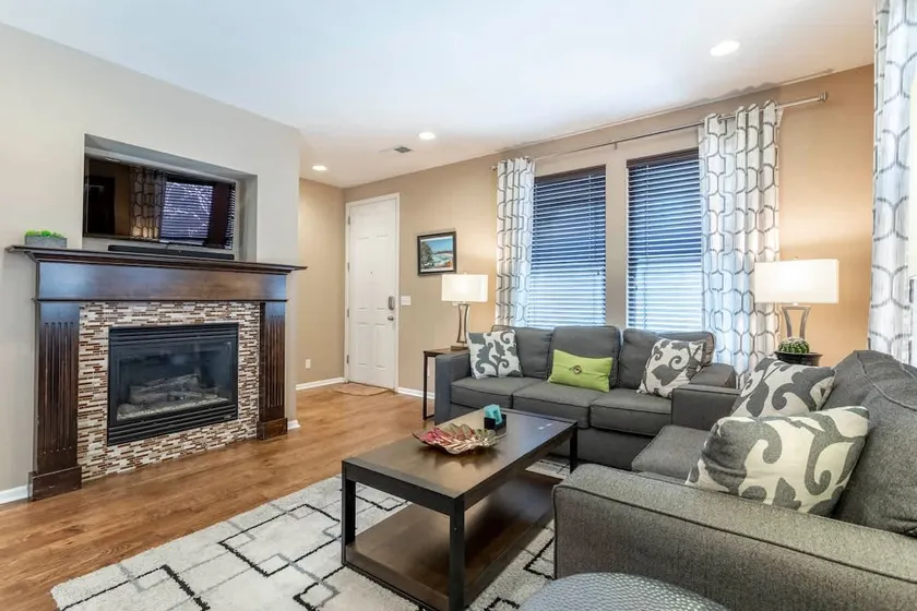 Spacious Family Friendly Townhome in Central Park - Image 1