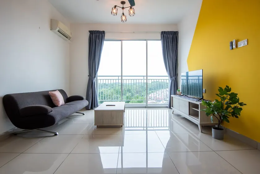 Bright & Modern 3BR Suite FREE Parking - Image 1