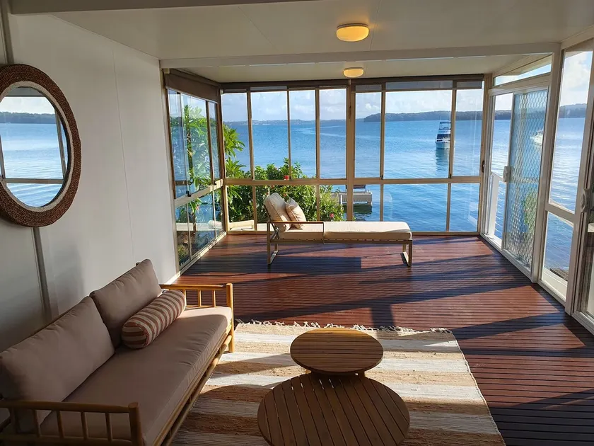 Kabine Waterfront Lakehouse in Sunshine - Image 1