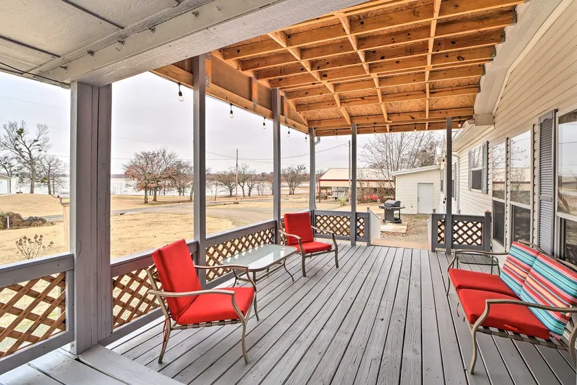 Eufaula Escape w/ Deck - Steps to Lake! - Image 1