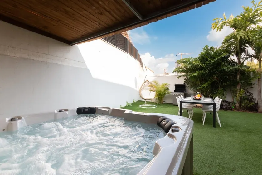 O&O Group - Huge Villa With Jacuzzi By The Beach - Image 1