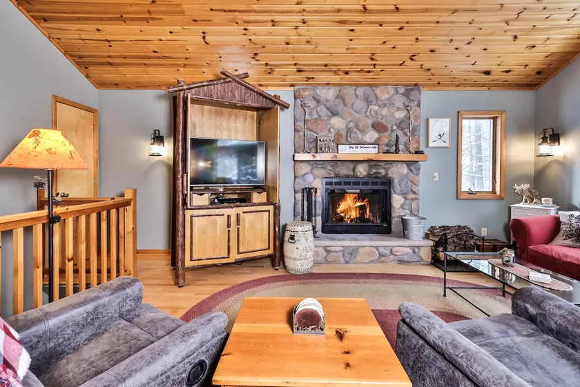 Private lakefront home, dock, enclosed porch, - Image 1