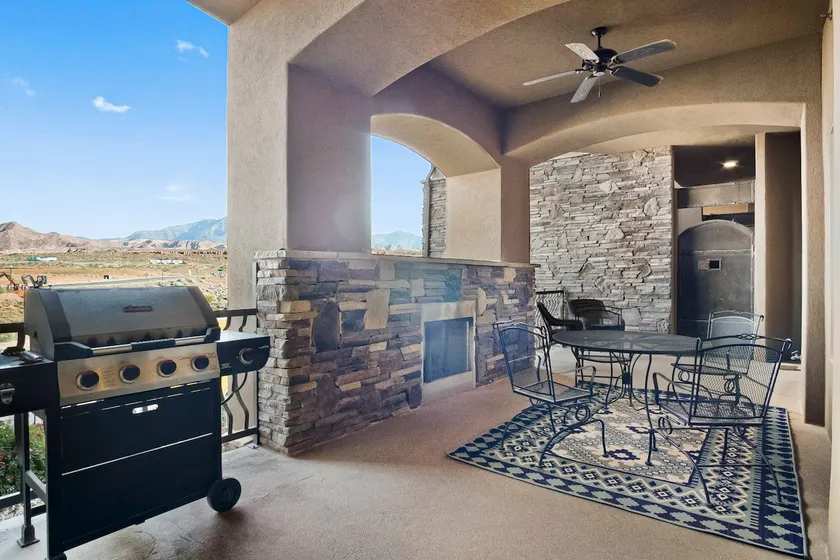 Spacious 2-Bed Suite | Sunset Views, Private Patio & Fireplace - Image 1