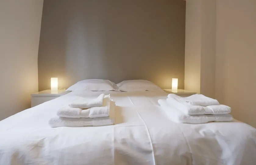 Apartment-Ensuite with Bath-Courtyard view - Image 1
