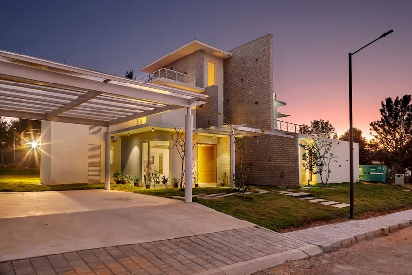 Golf View Home by StayJade Luxury HugeLawn4BHK - Image 1