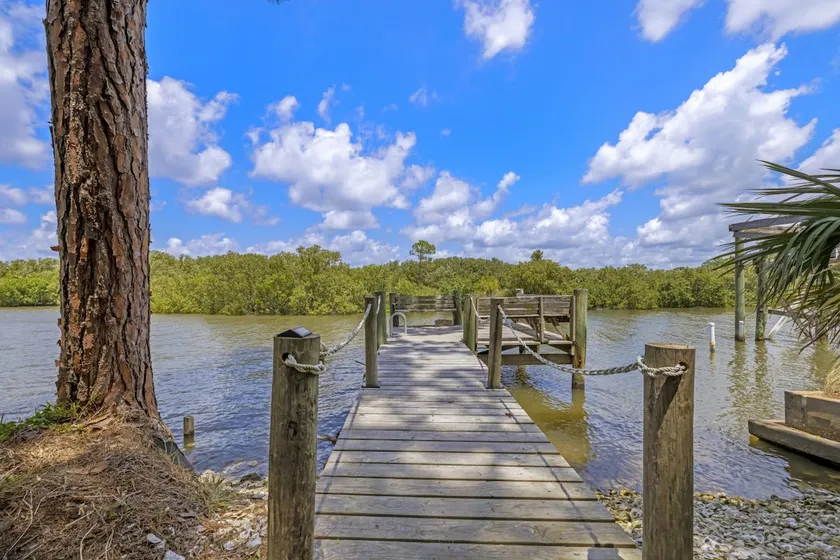 Secluded waterfront pine cabin - Image 1