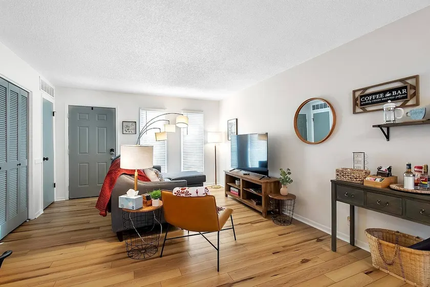 Above Par-Modern Apartment-King - Image 1