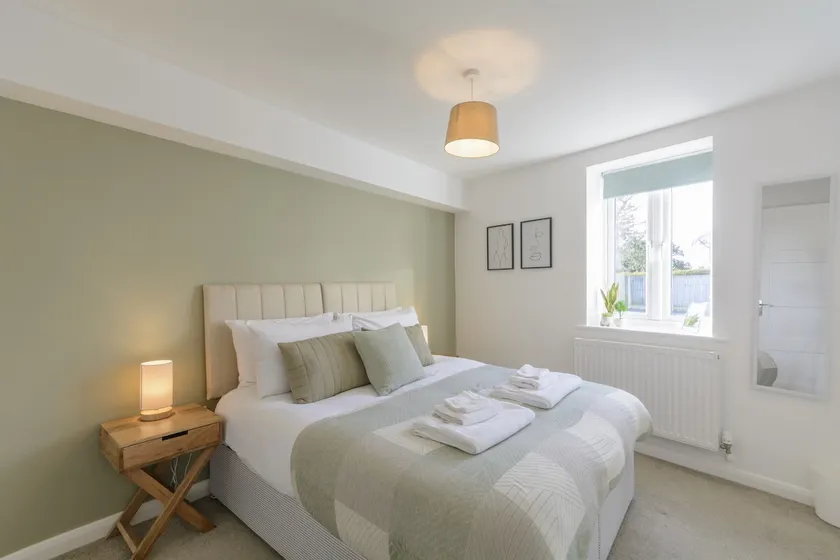 Superior-Apartment-Ensuite mit Dusche-Strassenblick-Atcham-TwoBedroom - Image 1