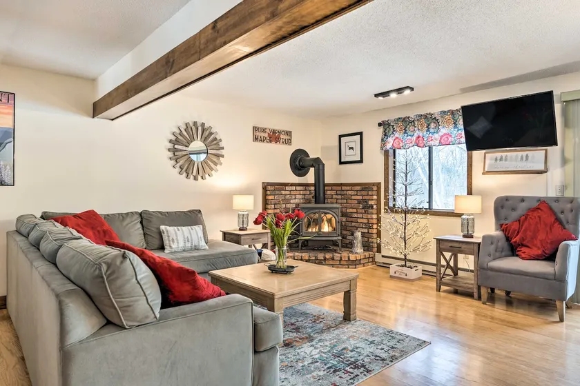 Hartford Escape w/ Fire Pit ~ 3 Mi to Ski & Golf! - Image 1