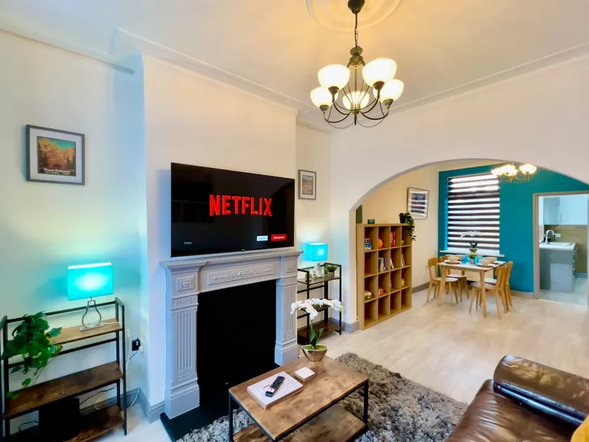 Bramhall House - Great for Contractors or Family Holidays - Image 1