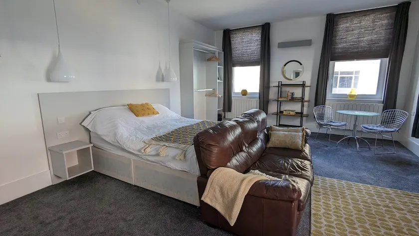 Gorgeous comfortable Apartment on the High Street - Image 1
