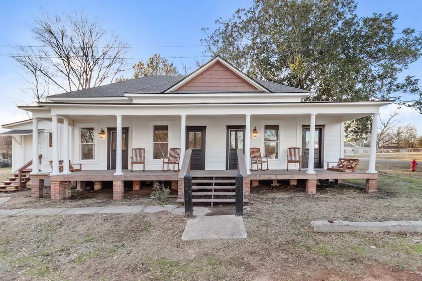 Charming Ivy Street House with porch swing - Image 1