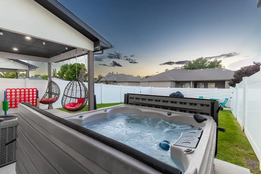 420Friendly_HotTub_12kGameArcade_WineBar_5Bed - Image 1