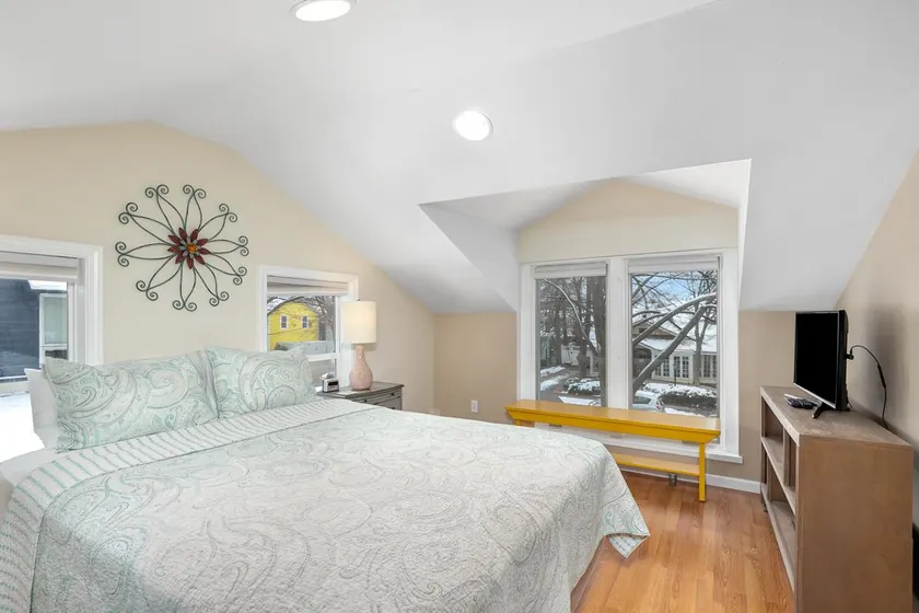 Riverview apt. in heart of downtown Saugatuck! - Image 1