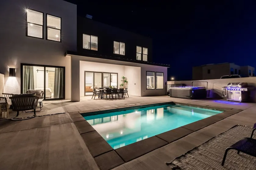 Poolside Retreat for 20 Spa - Image 1