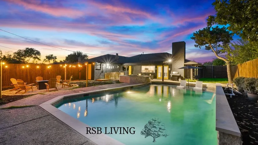 Posh 6BR 2,5BA Holiday Home with Pool, Media-Game Room & Hot Tub - Image 1