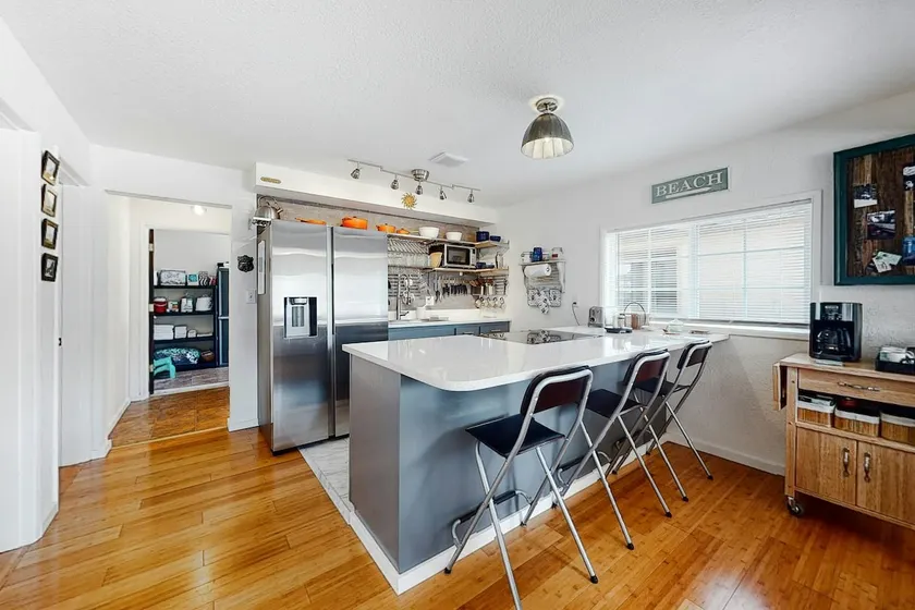 Dog-friendly coastal-themed home with a full kitch - Image 1