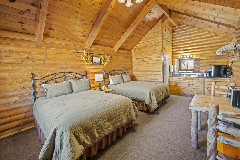 Bryce Canyon Log Cabins - Image 1