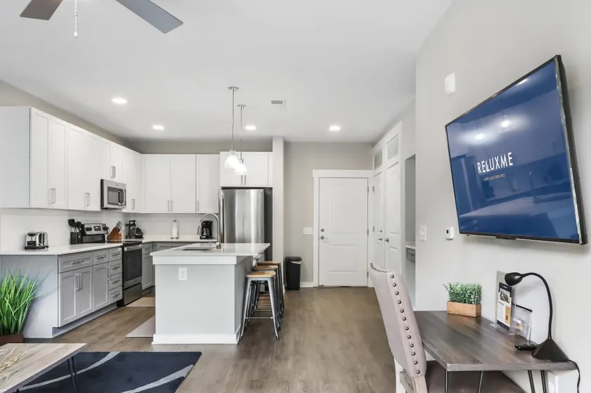 Reluxme | Elegant 1BR Near Airport & Dining - Image 1