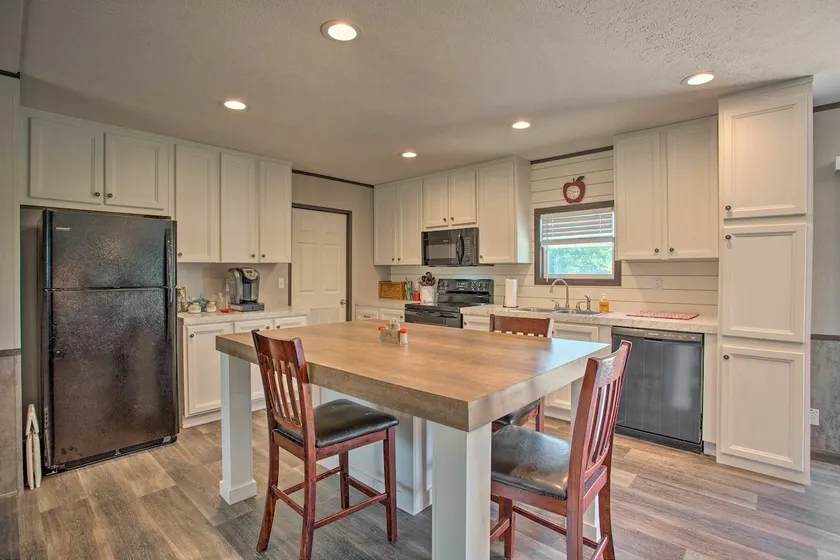 Family-Friendly Madill Home: Peaceful Setting - Image 1