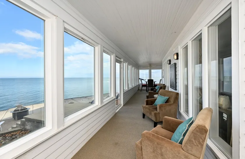 Waterfront Lake House w/stunning views! Sleeps 10! - Image 1