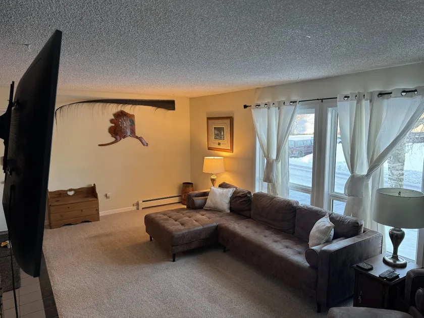Cheerful 4 bedroom home with HOT TUB close to Airport - Image 1