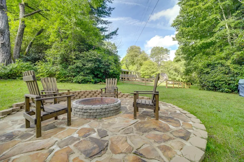 Fun Pet-Friendly Highlands Retreat w/ Fenced Yard! - Image 1