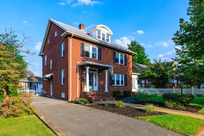 Big bright 4 br 2 ba house in town walk to Main St - Image 1