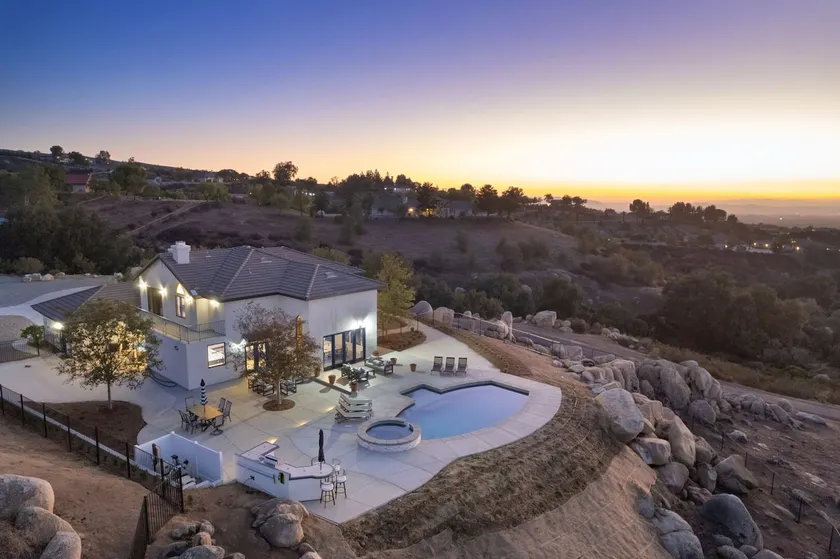 Chateau Evie James High End Luxury Home withPool Hot Tub Gameroom home - Image 1