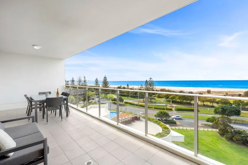 Kirra Beach- Modern 2bed 2 Bath Unit in Kirra - Image 1