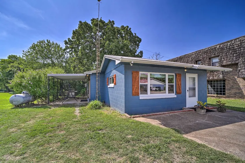 Walk to Lake: Historic Disney Home - Image 1