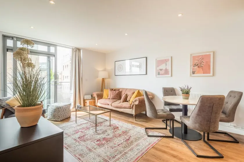 Lovely 1 bed Station flat - Central With Sofa Bed - Image 1