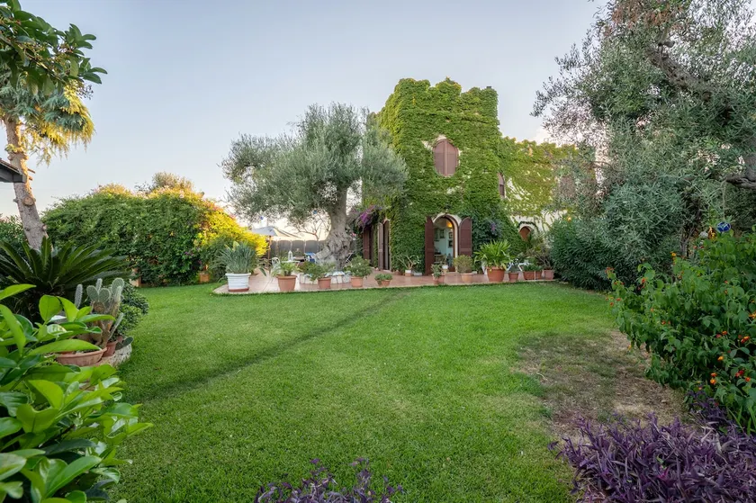 Maison de vacances Tenuta del Normanno avec jardin, bain à remous et Wi-Fi - Image 1