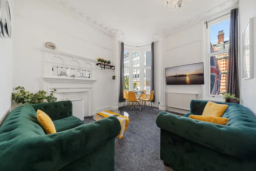 Oxford Street 3 bedroom! Bond Street 7GC - Image 1