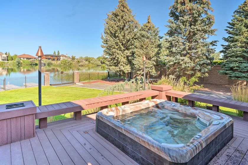 Moses Lake Retreat w/ Salt Water Hot Tub! - Image 1