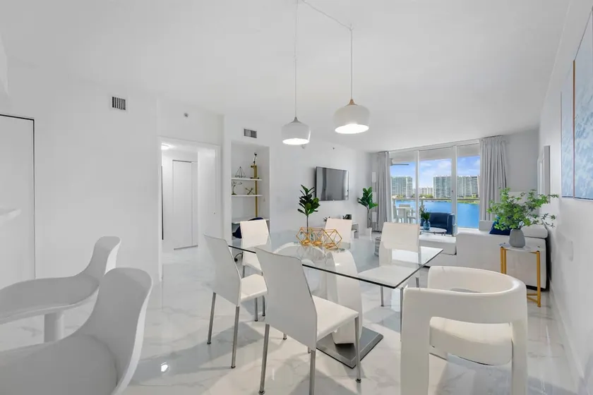 Incredible Bayfront Classy Apt| Walk to beach - Image 1