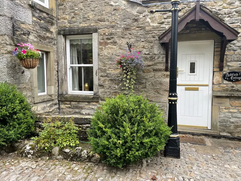 Cottage with terrace & garden - Image 1