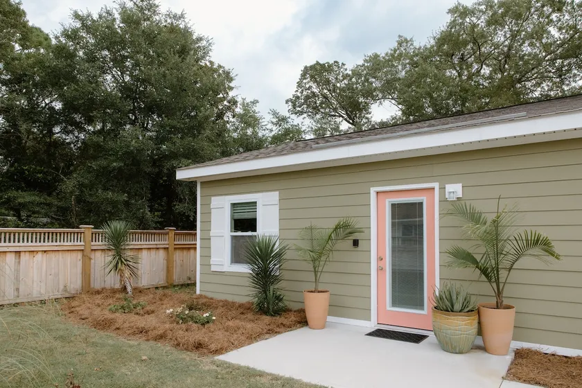 2 bedroom guesthouse with private fenced in yard! - Image 1