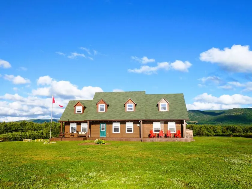 Cabot Trail Ocean Front & Mountain View Lodge - Image 1