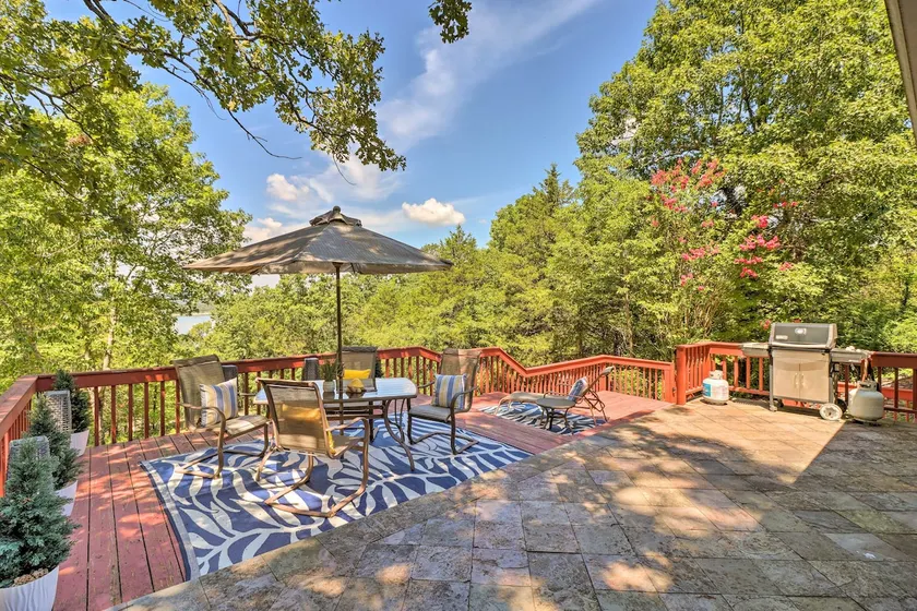 Norfolk Lake Getaway: The Kingfisher w/ Deck - Image 1
