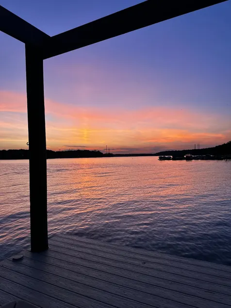 Waterfront Cottage, Fiery Sunsets - Image 1