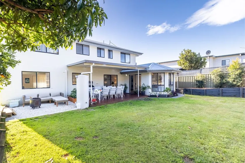Akoya House 122 Tomaree Rd Pet friendly linen air conditioning WiFi and boat parking - Image 1
